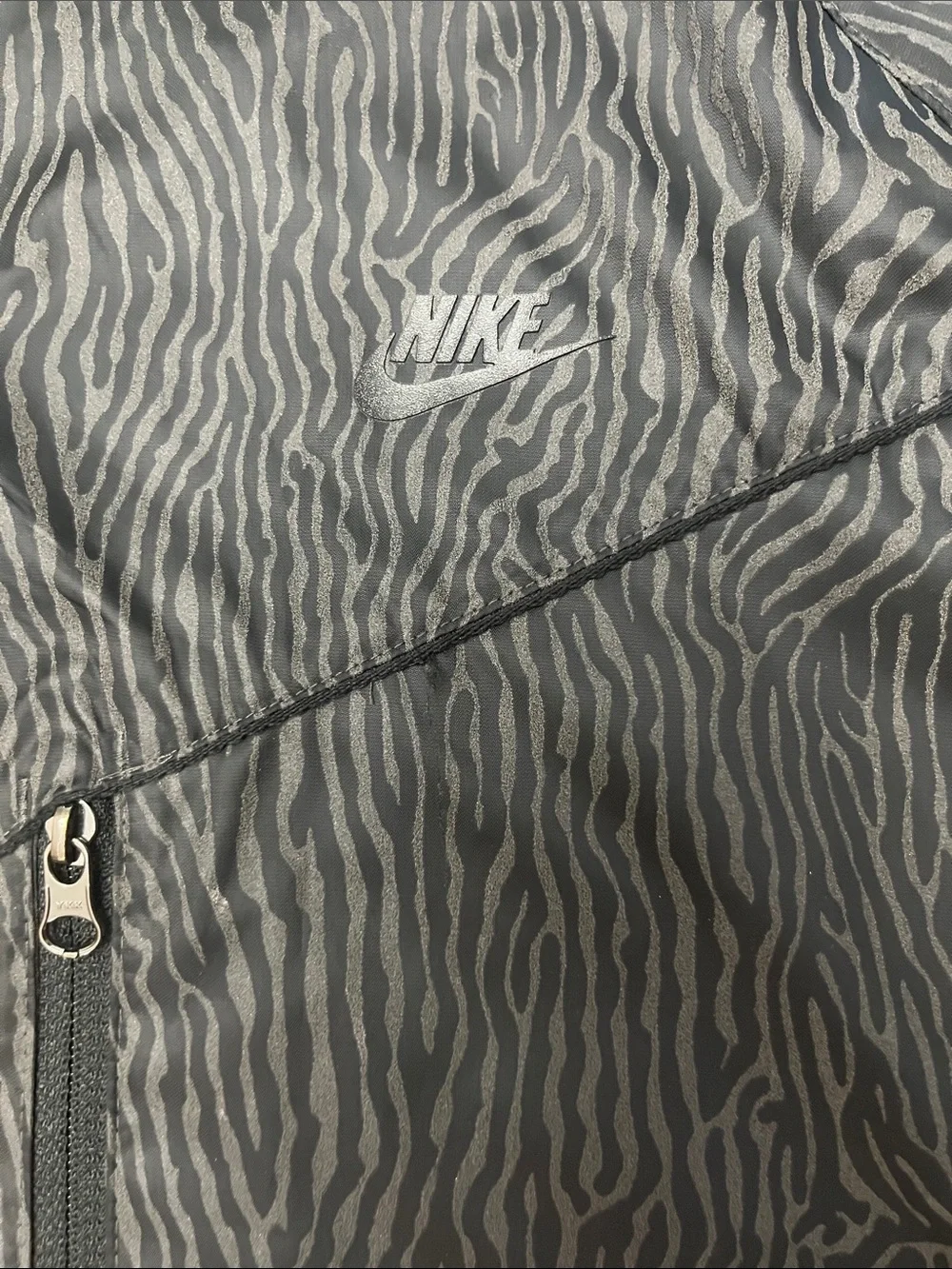 Nike Women’s Black with Gray Patterned Hooded Windbreaker Jacket